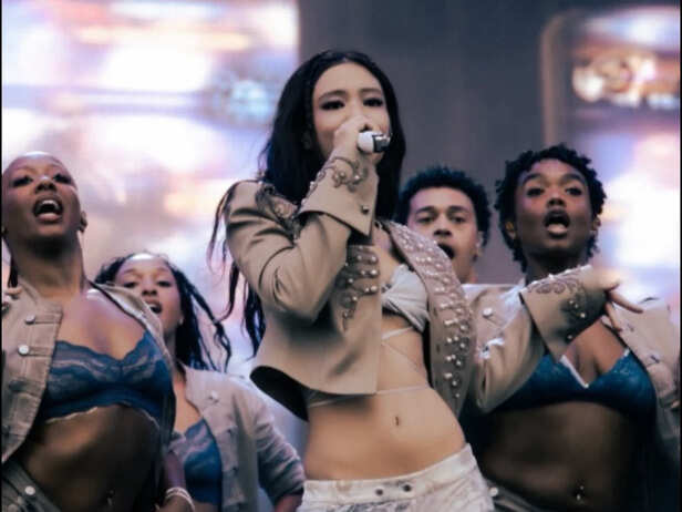 Fans Say Jennie’s “Panic Attack”