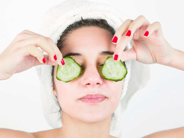 A Cool Compress Reduces Morning Puffiness Fast