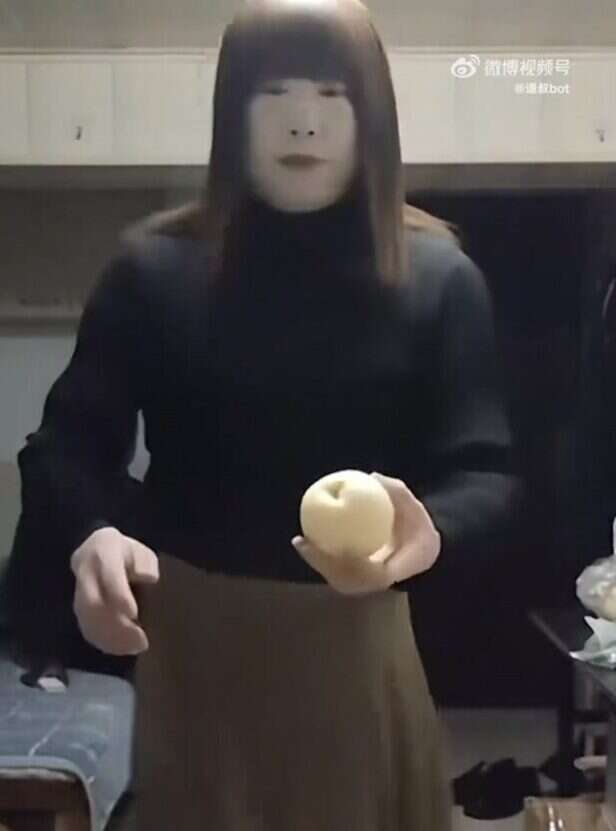 Weibo | 'Sister Hong' used wigs, makeup and other methods to create the appearance of a middle-aged woman.