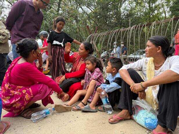 बच्चों के साथ इंतज़ार