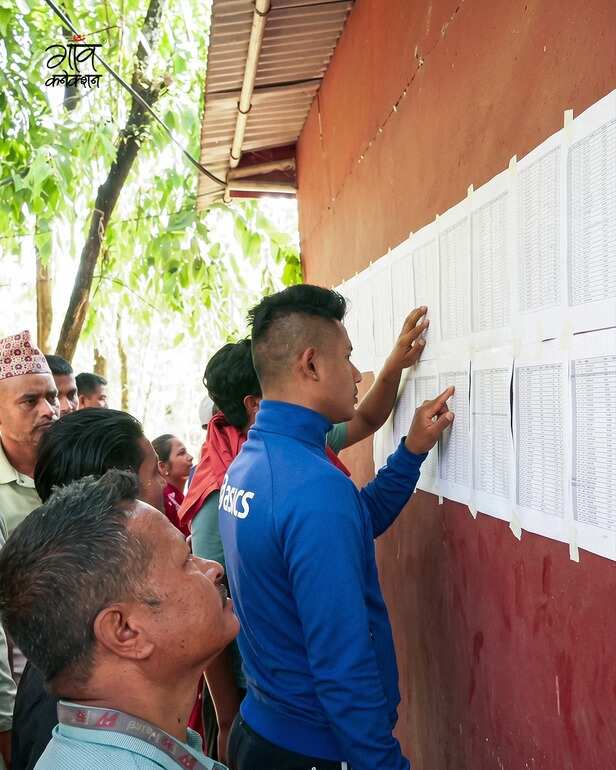 दीवार पर लगी लापता लोगों की सूचियाँ