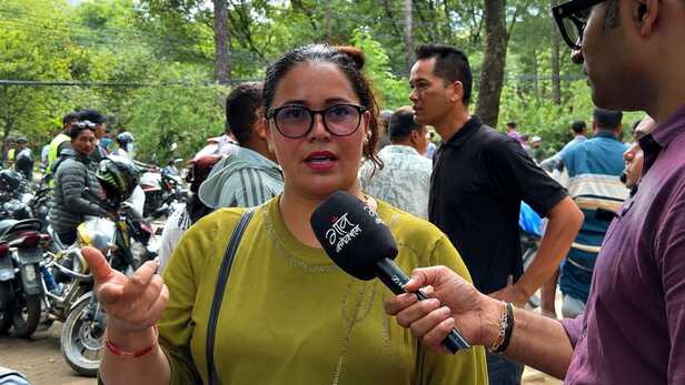 हर नए नाम के साथ अपनों के मिलने की उम्मीद लगाए परिवार