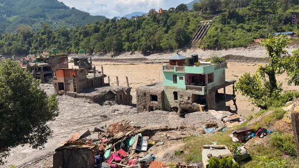 कुछ ही मिनटों में तेज़ लहर ने पूरे इलाके़ की तस्वीर बदल दी
