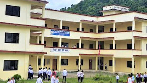 नेपाल की त्रिशूली घाटी में बाढ़ के बाद तबाह हुआ स्कूल।