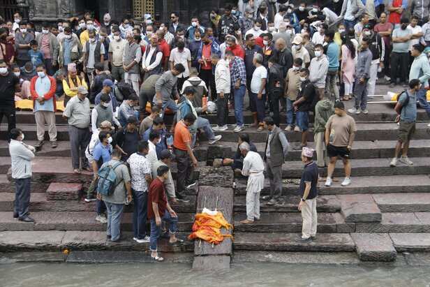 पशुपतिनाथ में गूंजा अपनों को खोने का दर्द