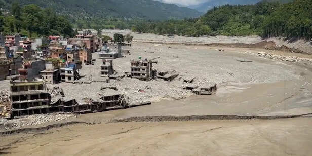 कुछ ही देर में उजड़ गया पूरा बाजार