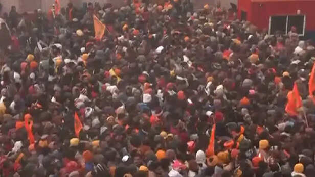 रामलला के दर्शन के लिए उमड़ी भारी भीड़, पुलिस से भी नहीं शमली ये भीड़ और  होटल का किराया हुआ 1 लाख तक