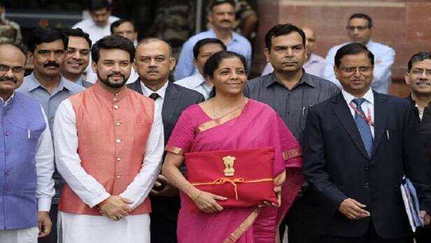 Nirmala Sitharaman Budget 2024 Look know details of it | Budget 2024: बजट  2024 में वित्त मंत्री ब्लू रंग की साड़ी में दिखीं, हर बार बजट पेश करते हुए  ऐसे बदले लुक