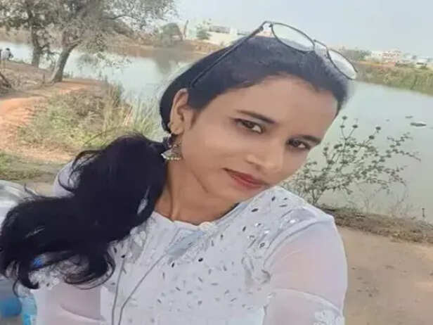 अफसर की बेटी ने की खुदकुशी, कमरे में फंदे पर लटकी मिली लाश