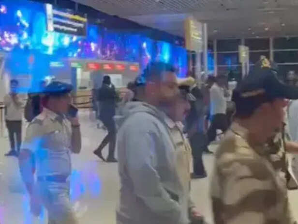 प्रज्वल की यह तस्वीर 30-31 मई की रात बेंगलुरु के केम्पेगौड़ा एयरपोर्ट से बाहर निकलने के दौरान की है।