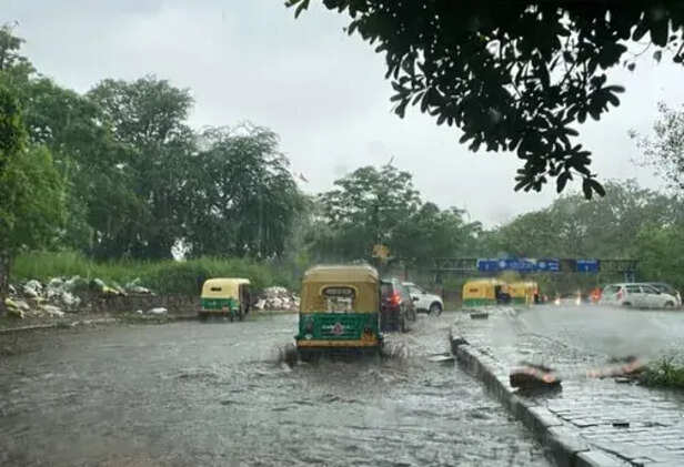Delhi Rain Update: दिल्ली में 41 साल बारिश का रिकॉर्ड टूटा, अधिकारियों की  संडे छुट्टी कैंसिल, CM केजरीवाल ने किया ऐलान | Moneycontrol Hindi