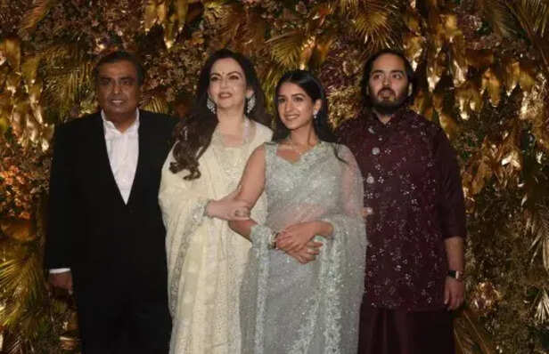Mukesh Ambani And Nita Ambani Son Anant Ambani looks complete with his  Fiance Radhika Merchant - Radhika Merchant - Anant Ambani: एक दूजे के साथ  और भी ज्यादा खूबसूरत लगते हैं राधिका
