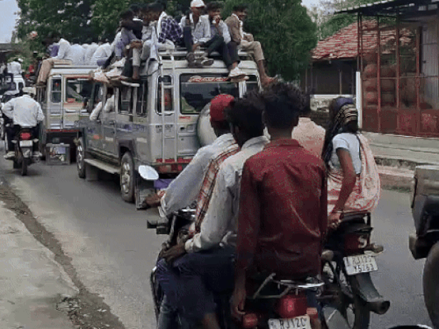 मानगढ़ धाम पर लोग बाइक, जीप और अन्य वाहनों में सवार होकर सुबह से ही पहुंचना शुरू हो गए थे।