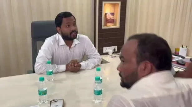खान सर के कोचिंग सेंटर में पहुंचे पटना एसडीएम.
