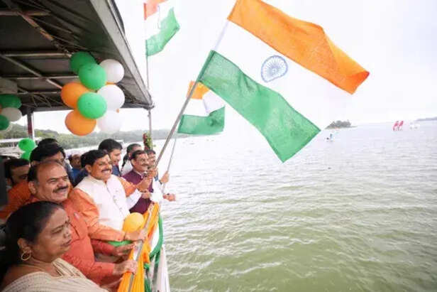 बड़े तालाब पर आयोजित तिरंगा यात्रा के दौरान मुख्यमंत्री के साथ कई भाजपा नेता मौजूद थे।