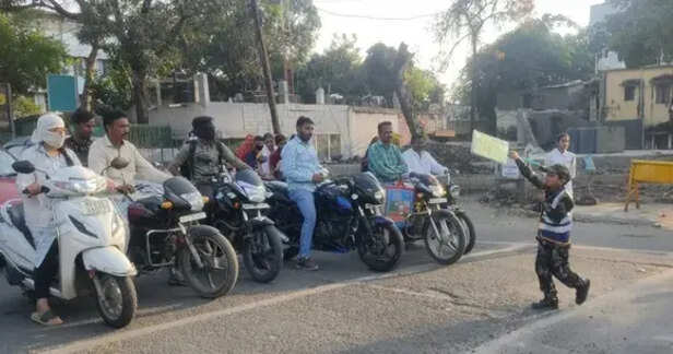 MP: इंदौर में 8 साल के बच्चे ने गाना गाकर संभाला ट्रैफिक, सोशल मीडिया पर  Video Viral - 8 year old kid control traffic in indore of madhya pradesh  video viral in social media - News18 हिंदी
