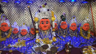 बिजासेन देवी मंदिर   इंदौर का बिजासन माता मंदिर में नवरात्रि के दौरान हजारों भक्त आते हैं। बता दें कि इस मंदिर में विराजमान नौ दैवीय प्रतिमाओं को तंत्र-मंत्र का चमत्कारिक स्थान व सिद्ध पीठ माना गया है।