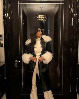 बॉलीवुड और हॉलीवुड में धमाका करने वाली एक्ट्रेस प्रियंका चोपड़ा अपने फैंस के दिलों की जान हैं। इसी के साथ प्रियंका चोपड़ा इंस्टाग्राम पर अपनी और निक जोनस की फोटोज शेयर करके सबको खुश कर देती हैं। एक बार फिर प्रियंका ने इंस्टा पर फोटो शेयर की है। 