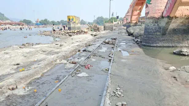 PHOTOS: हरिद्वार में गंगा के नीचे मिलीं ट्रेन की पटरियां! पानी के अंदर कहां से आया रेलवे ट्रैक, खुल गया रहस्य