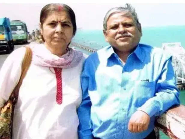 रत्नेश्वर बनर्जी अपनी पत्नी माया बनर्जी के साथ। माया को वारदात में गंभीर चोटें आई है। उनका इलाज जारी है।  - Dainik Bhaskar