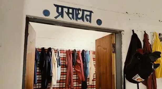 कमरे नहीं मिले तो बच्चों ने टॉयलेट को ही बनाया ठिकाना।
