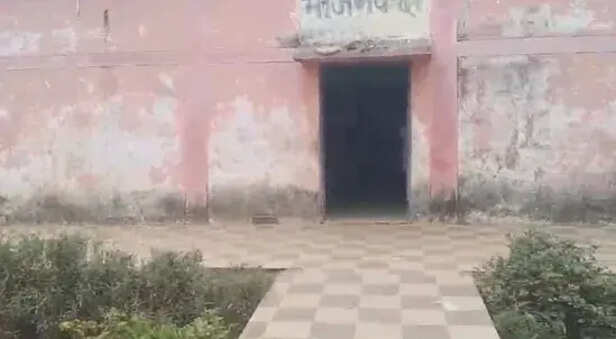भोजन कक्ष भी जर्जर हो चुका है।