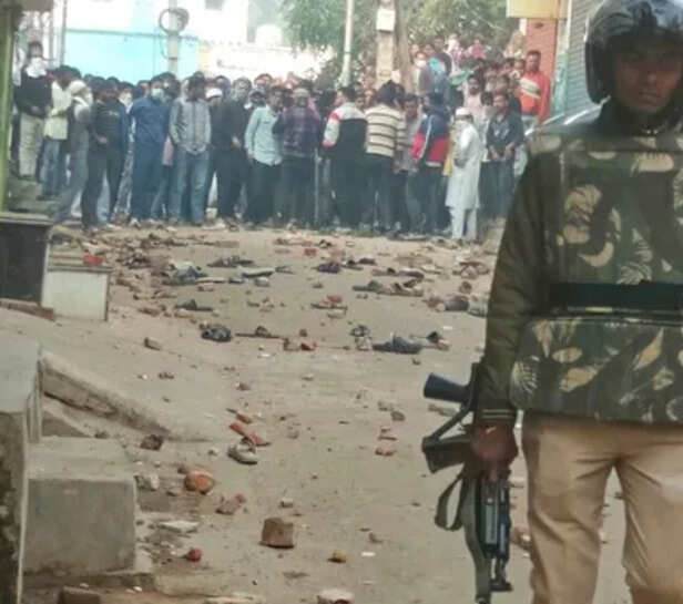 stone pelting sambhal police(11)