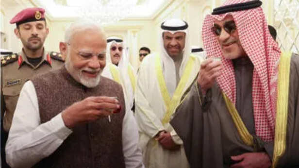 कुवैत पहुंचते ही PM मोदी ने भारत के साथ दोस्ती को लेकर दिया खास संदेश, शेयर  की खास Photos | Republic Bharat
