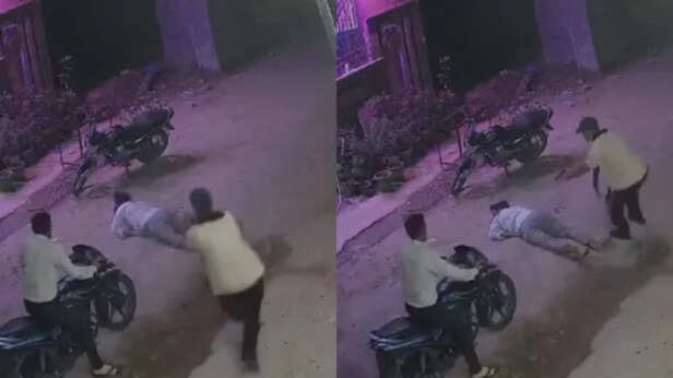 बाइक से आए, नाम पूछा और फिर बरसाई दनादन गोलियां... ग्वालियर में घर के बाहर  युवक की हत्या | Madhya Pradesh News Gwalior Murder Man shot dead broad  daylight Gwalior incident captured