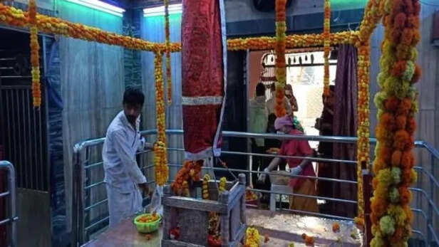 अलोपी देवी मंदिर में गिरा था माता सती का पंजा, नवरात्रि में यहां लगती है  भक्तों की भीड़