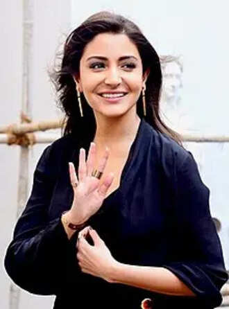 Anushka_Sharma_promoting