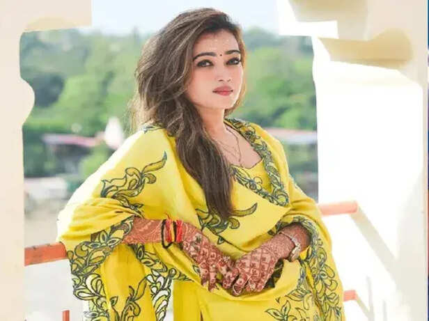 Untold Story Of Harsha Richhariya kaun hain glamorous sadhvi harsha |  महाकुंभ में छा गईं सुंदर संन्यासिन हर्षा रिछारिया, पुरानी जिंदगी छोड़ किस  चीज की तलाश में बनीं ...