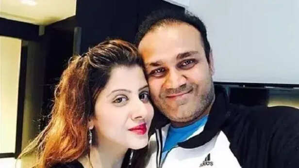 कौन हैं वीरेंद्र सहवाग की पत्नी आरती अहलावत? कब और कैसे हुई पहली मुलाकाल,  21 साल बाद आई रिश्ते में दरार | who is virender sehwag wife Aarti Ahlawat  know his interesting