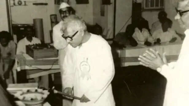 कर्पूरी ठाकुर को भारत रत्न: बिहार के कद्दावर नेता कैसे बने थे जननायक - BBC  News हिंदी