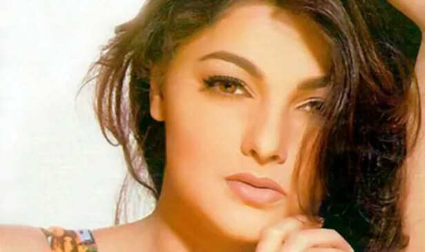 अपने हुस्न से दिलों पर छुरियां चलाने वाली ममता कुलकर्णी की लेटेस्ट फोटो  देखकर लोगों ने खुजाया दिमाग, बोले- क्या ये वही हैं?