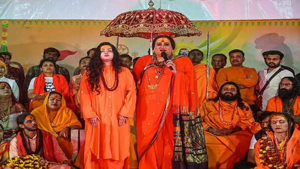 महामंडलेश्वर बनने की पूरी प्रक्रिया क्या है, ममता कुलकर्णी कैसे बन गईं  ममतानंद गिरी? | Jansatta