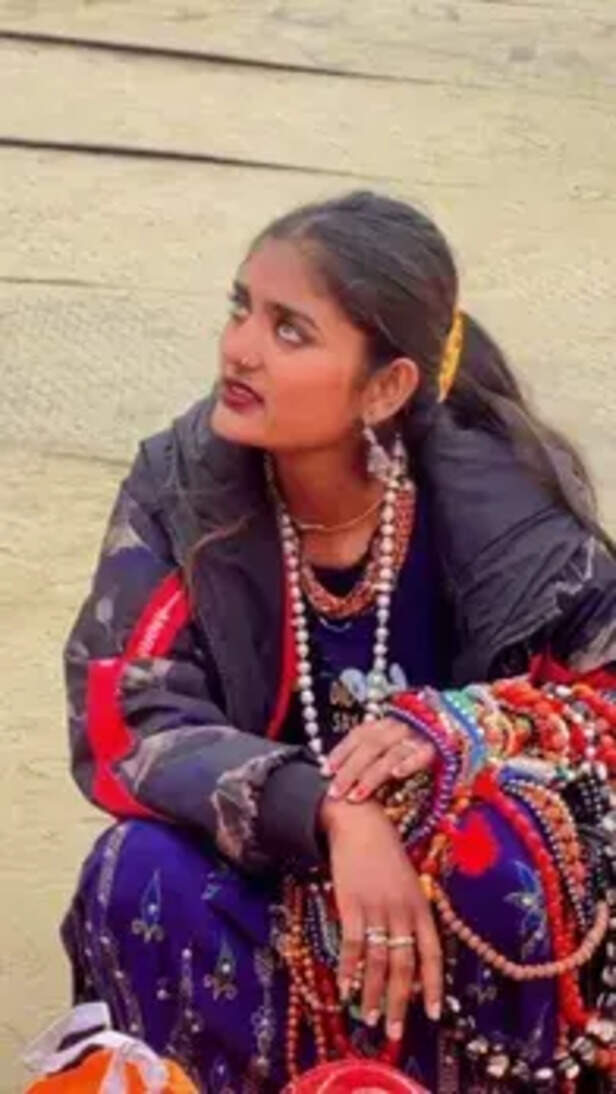 वायरल लड़की कुंभ मेले की माला बेचने वाली हर कोई फोटो ले रहे हे.#kumbhmela2025 #mahakumbh #trending - YouTube