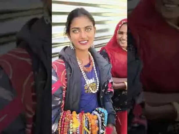 मोनालिसा महाकुंभ में माल बेचते हुए हुई वायरल Monalisa vairal girl#monalisha  #vairalvideo #mahakumbh# - YouTube