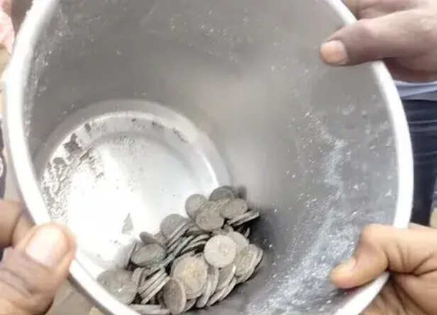 Mughal era treasure found during excavation in Bhind | भिंड में खुदाई के  दौरान मिले 113 चांदी के सिक्के: मिट्टी की मटकी में निकले सिक्कों पर लिखा-  “मोहम्मद शाह-आलमगीर ...