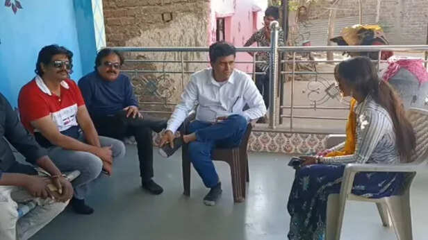 Viral Girl Monalisa Garland Seller Monalisa Gets Film Offer Director Sanoj  Mishra Himself Goes To Her House - Amar Ujala Hindi News Live - Viral Girl  Monalisa:माला बेचने वाली मोनालिसा को मिला