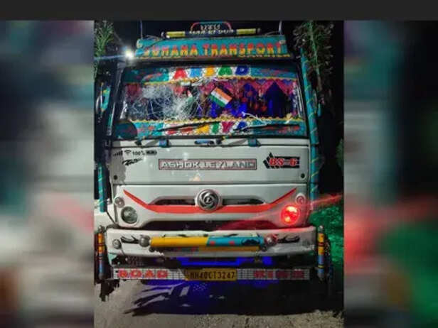 पुलिस ने ट्रक जब्त कर लिया है। ड्राइवर पुलिस की गिरफ्त में है। उसका साथी फरार है।