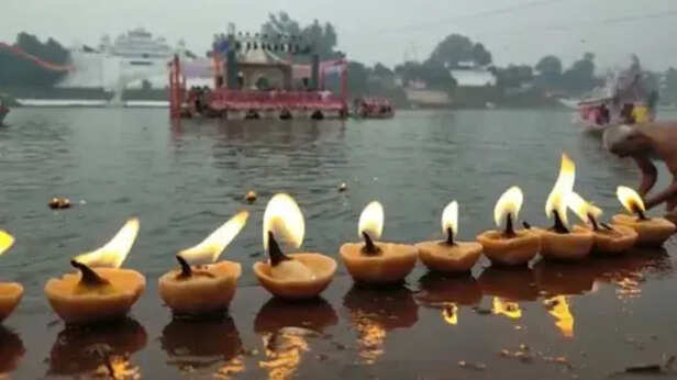 Narmada Jayanti 2023: जबलपुर में मां नर्मदा जयंती पर लगा आस्था का मेला,  दर्शन के लिए बड़ी संख्या में पहुंचे श्रद्धालु