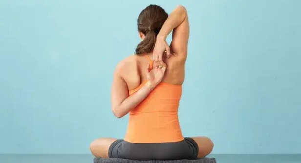 पेनकिलर या स्प्रे से नहीं, गोमुख आसन से दूर करें कमर का दर्द - gomukhasana  for back pain-mobile