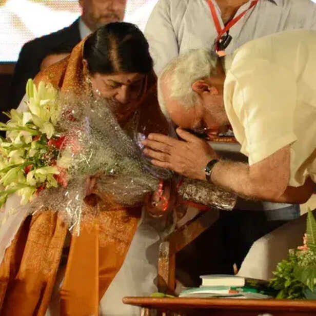 Lata Mangeshkar Awards List: 'भारत रत्न' लता की जिंदगी की सुनहरी कमाई, 7  दशक के कर‍ियर में जीते ये अवॉर्ड्स - Bollywood News AajTak