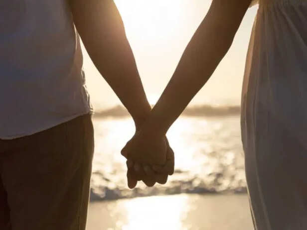 Valentine Week में 'ऑनलाइन स्वीटहार्ट' के साथ भूलकर भी न करें ये  गलती...जारी हुआ ये अलर्ट, अगर नहीं संभले तो… | Zee Business Hindi