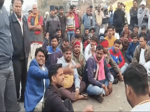 गुस्साए ग्रामीण कलेक्टर, एसपी और सांसद के खिलाफ नारेबाजी कर रहे हैं। - Dainik Bhaskar