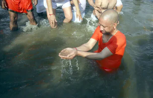 Yogi took a bath along with all the ministers | योगी ने सभी मंत्रियों के  साथ किया स्नान: अपने हाथों से पक्षियों को दाना खिलाया; सीएम ने जमीन पर  बैठकर खाना खाया;