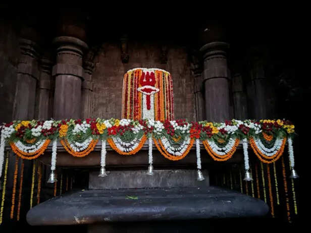 Shiva devotees started pouring into Bhojpur temple since 4 in the morning |  भोजपुर में उमड़े श्रद्धालु: नए साल के पहले दिन एक लाख से ज्यादा ने किए  भगवान के दर्शन -