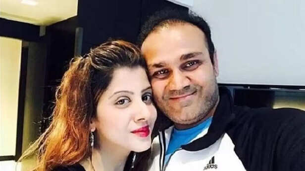 Virender Sehwag Aarti Ahlawat: तलाक की अफवाह के बीच सहवाग की पत्नी ने दिया  बड़ा हिंट, खुद को कर लिया अलग? | virender sehwag wife aarti Ahlawat makes  her instagram account private