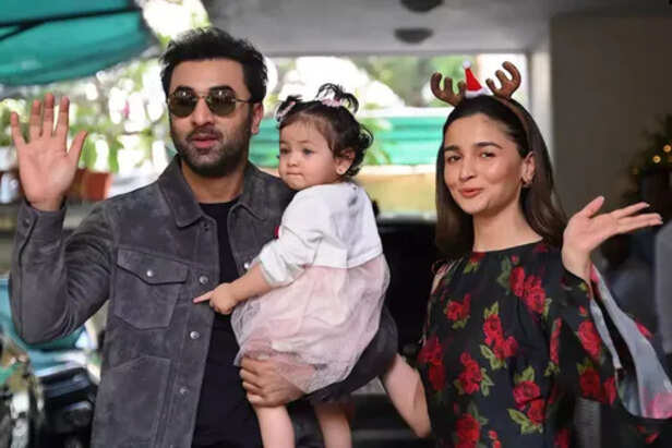 kapoor family celebrated christmas together | कपूर फैमिली ने साथ में  सेलिब्रेट किया क्रिसमस: बेटी के साथ दिखे रणबीर-आलिया, राहा ने पैपराजी से  बोला- हाय पैप | Dainik ...